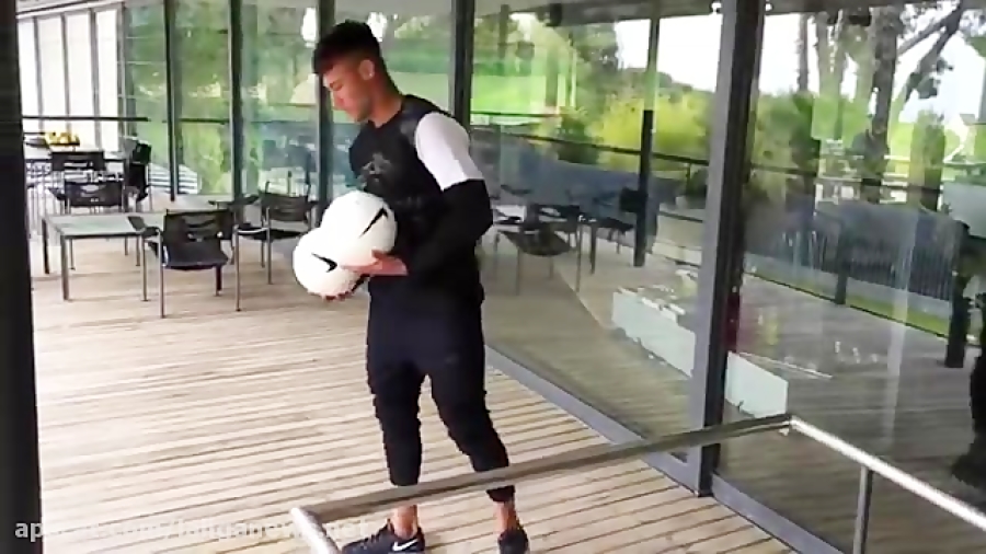 چالش نیمار در انداختن دو توپ د...