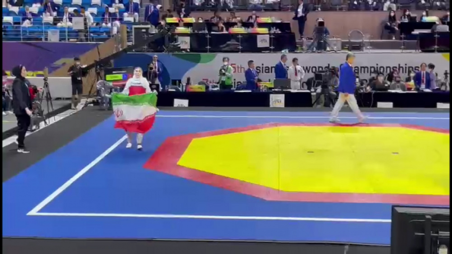 دور افتخار ناهید کیانی با پرچم...