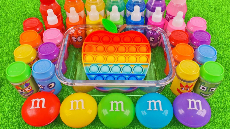 مخلوط کردن اسموتی های رنگین کم...