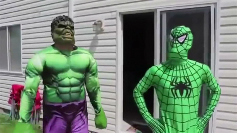 نبرد ابرقهرمانان در دنیای واقع...