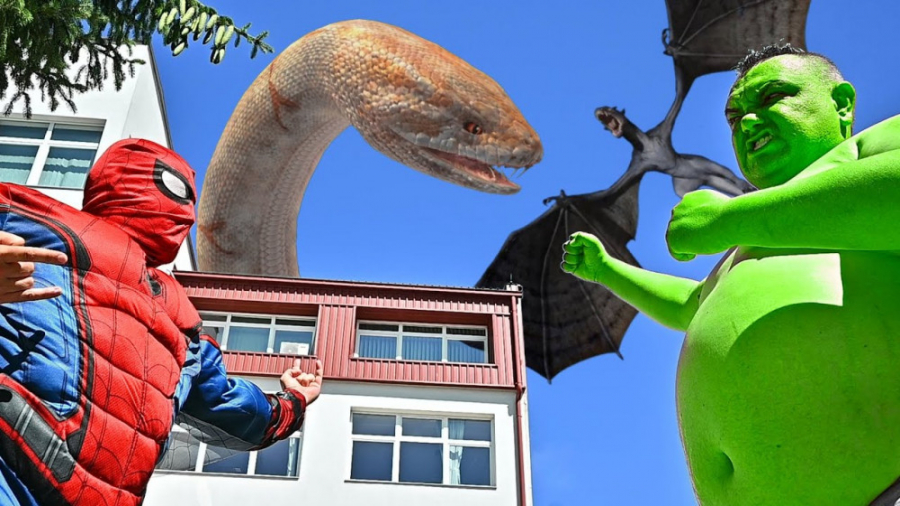 نبرد ابرقهرمانان در دنیای واقع...