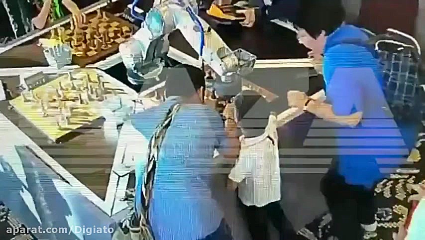 حمله بازوی رباتیک شطرنج باز به...