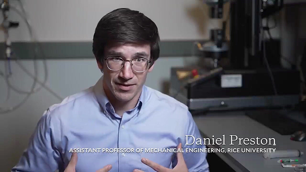 تبدیل عنکبوت مرده به چنگک ربات...