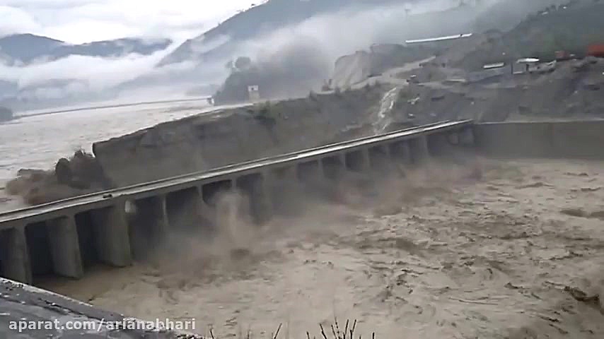 لحظه شکسته شدن سد قدیمی از ورو...
