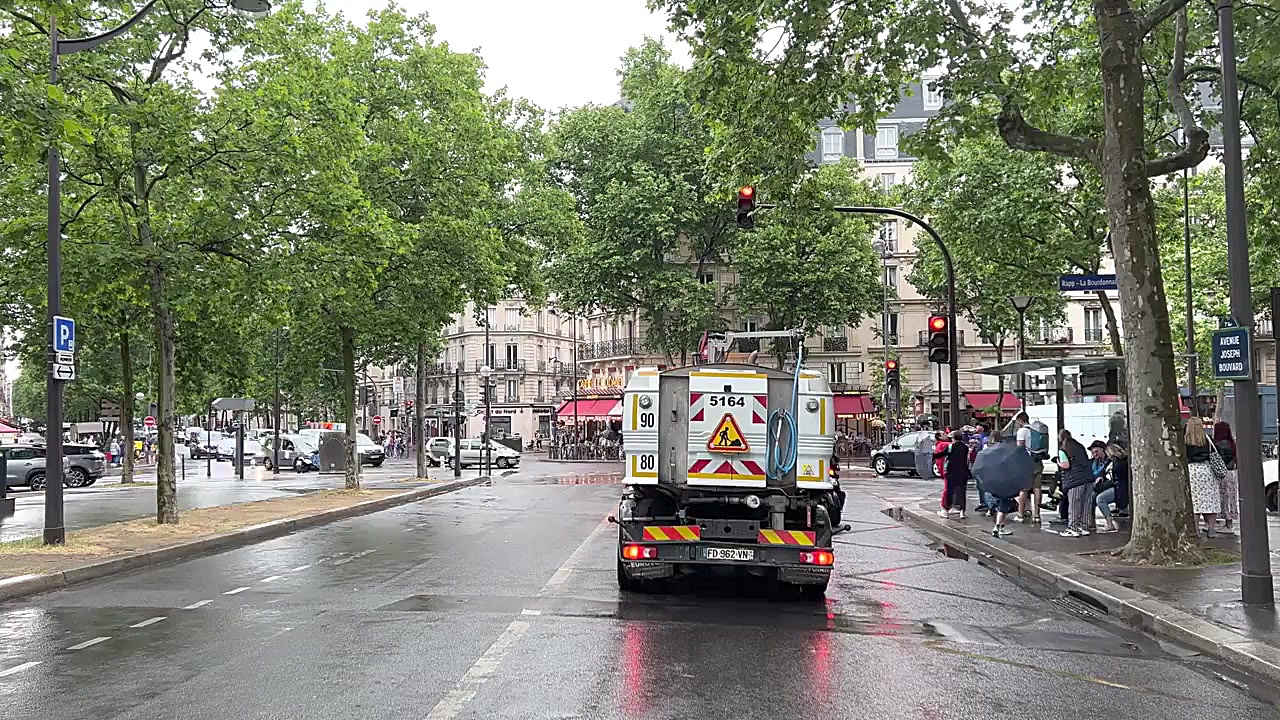 لذت رانندگی در خیابان های پاری...