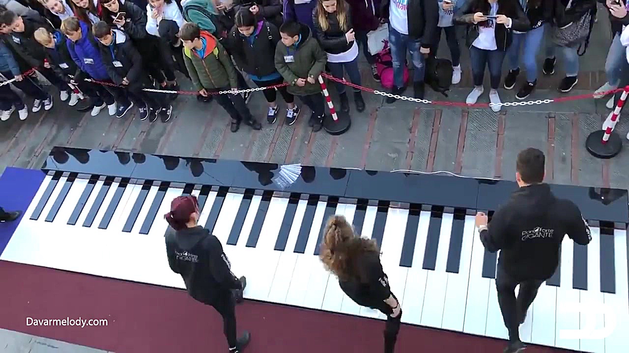 نواختن آهنگ دسپاسیتو با پیانوی...