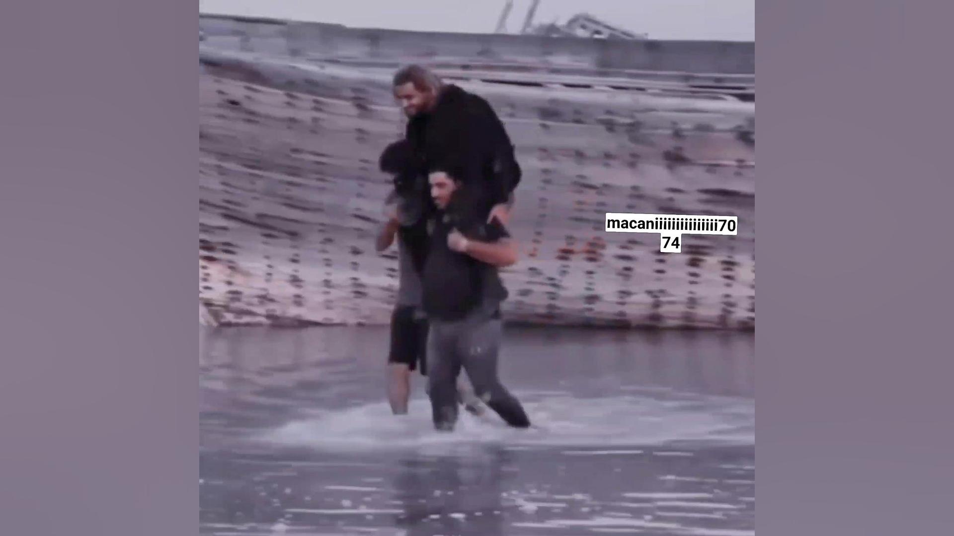 الان کشتیِ بی جون فرهاده... ما...