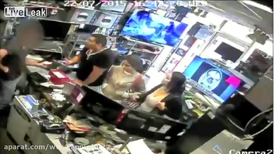 لو رفتن خانم دزد حین سرقت گوشی...