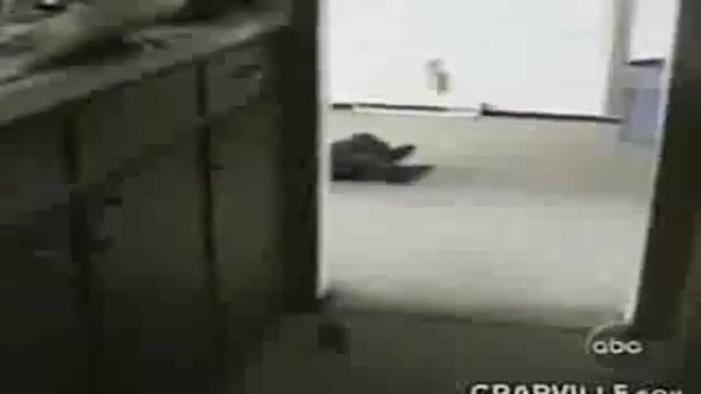 این بچه ته فیلم بازی کردن است....