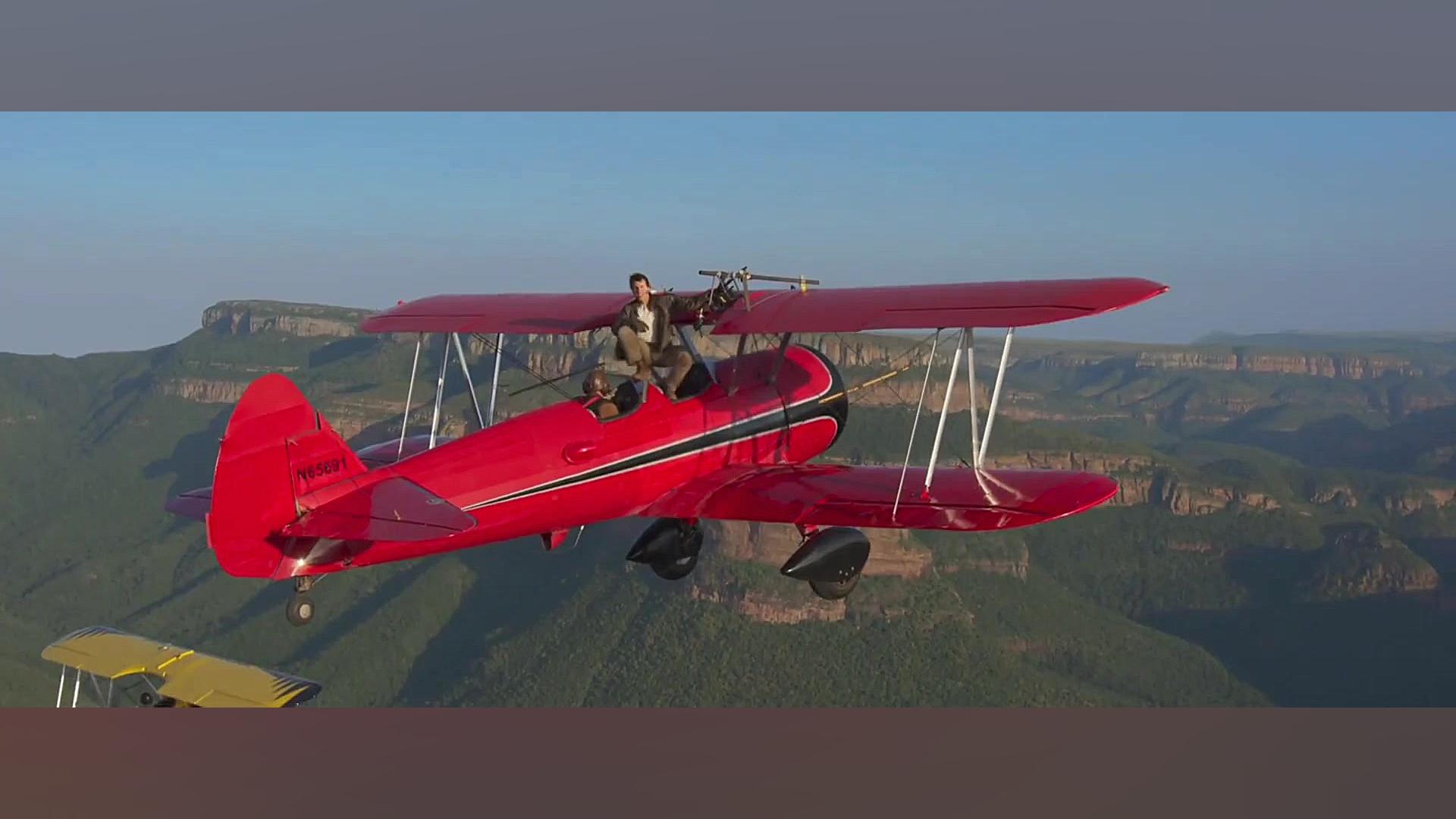 بدلکاری تام کروز روی هواپیما ک...