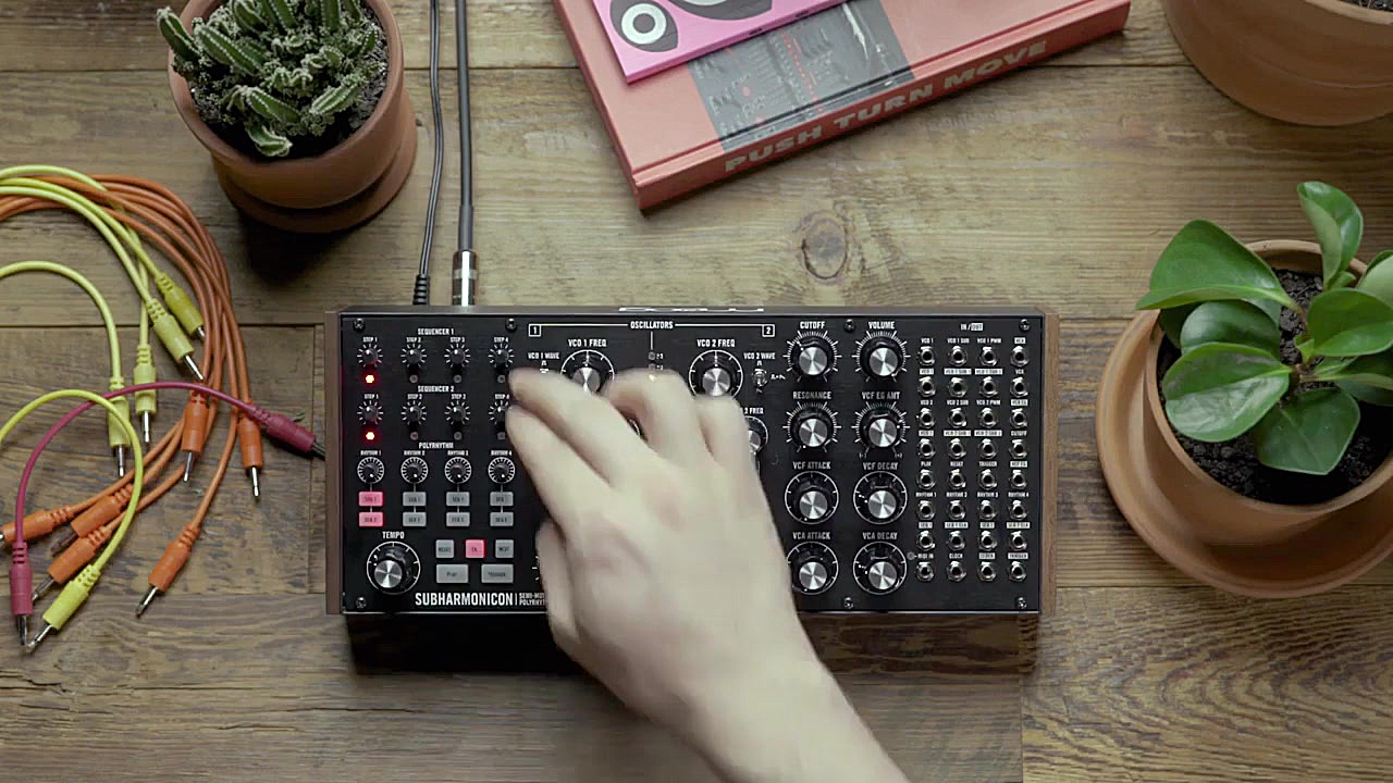 معرفی سینتی سایزر Moog Subharm...