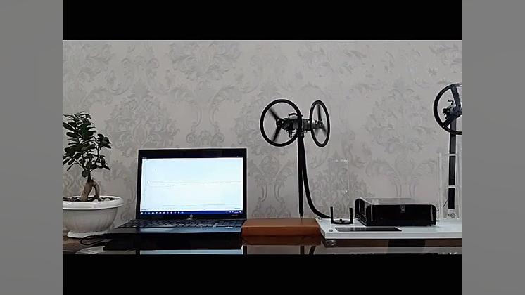 پاندول معکوس دو بعدی با چرخ‌های عکس‌العملی
