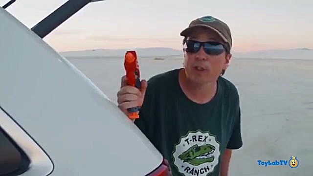 دایناسور غول پیکر تی رکس در مق...