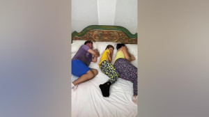 تخت خواب بابا و مامان و دختر ی...