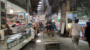 کسبه مشغول کارند