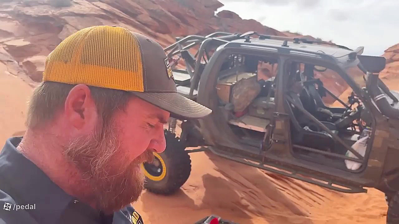 نجات خودروهای گیر کرده در آفرو...