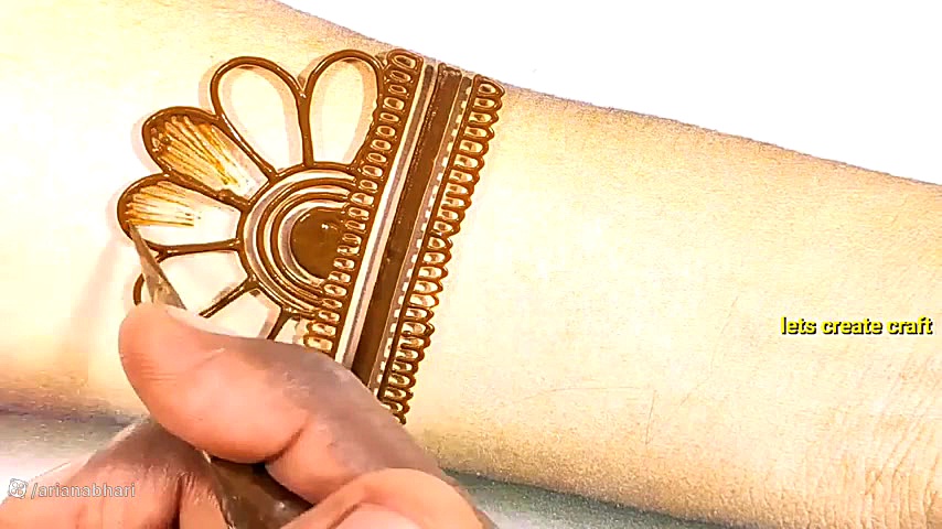 مدل ساده حنا زدن روی دست عروس