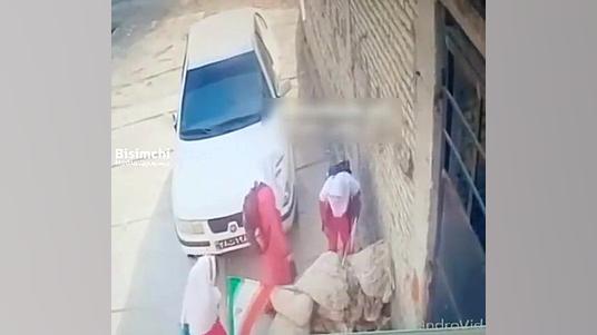 بوسه دختر بچه مدرسه ای بر پرچم...