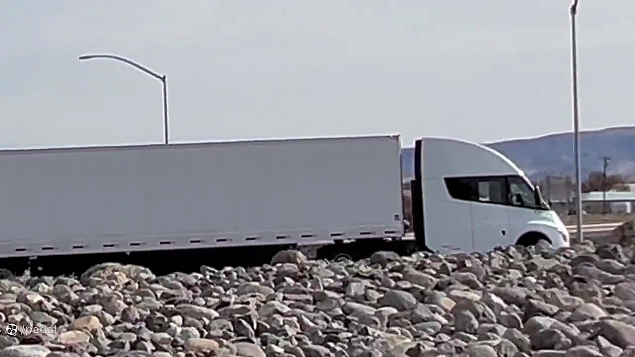 نمایش شتاب کامیون برقی تسلا سم...