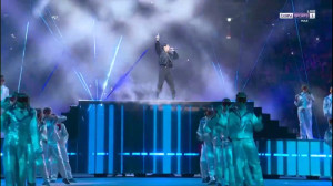 اجرای اهنگ جوگکوک در افتتاحیه...