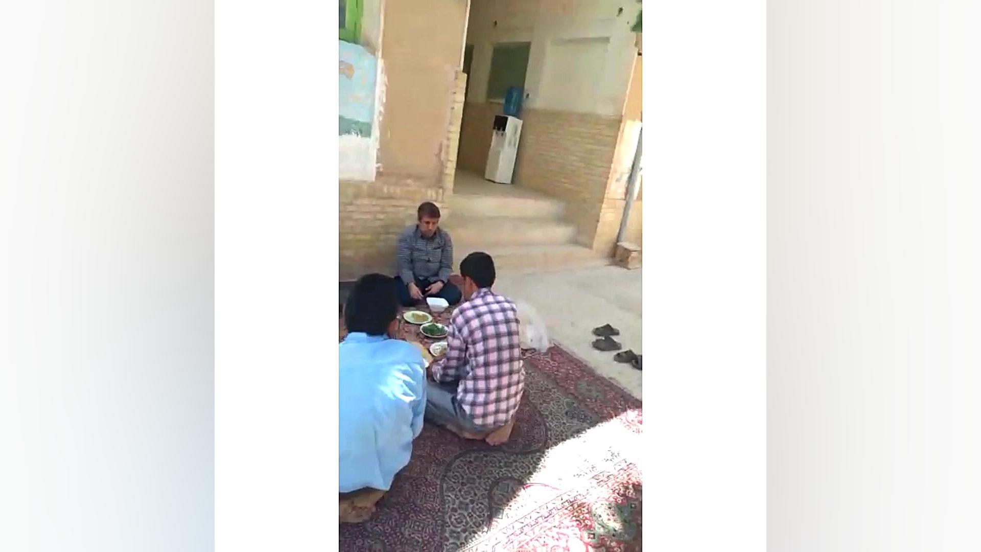 بفرمایید ناهار درجمع دوستانم ب...