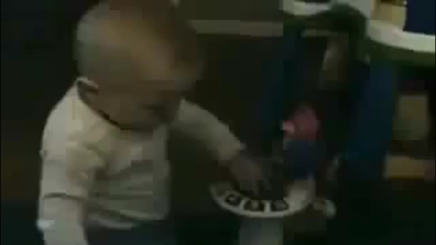 ترسیدن بچه از صدای گوز خودش