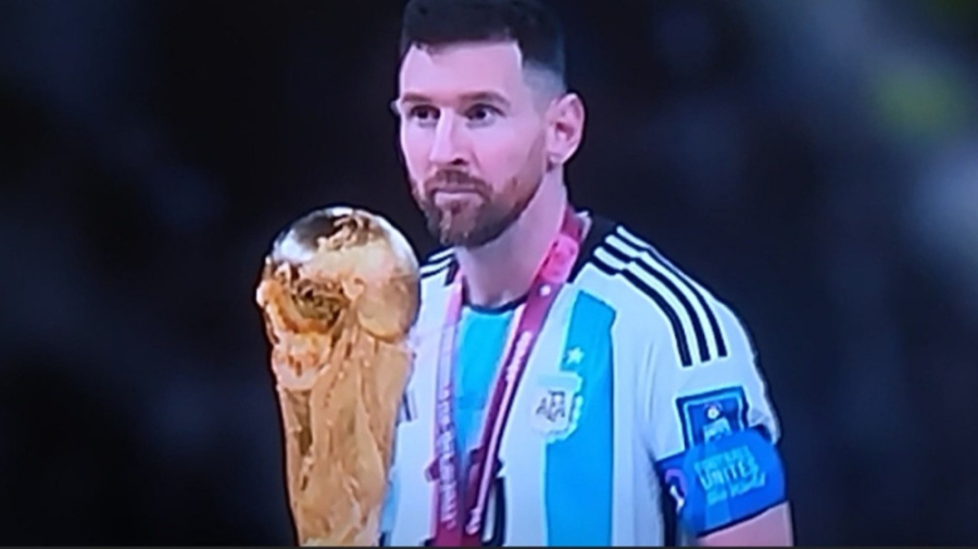 بالا بردن جام جهانی ۲۰۲۲ توسط...