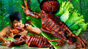 کباب یک اردک محلی روی آتش در ج...