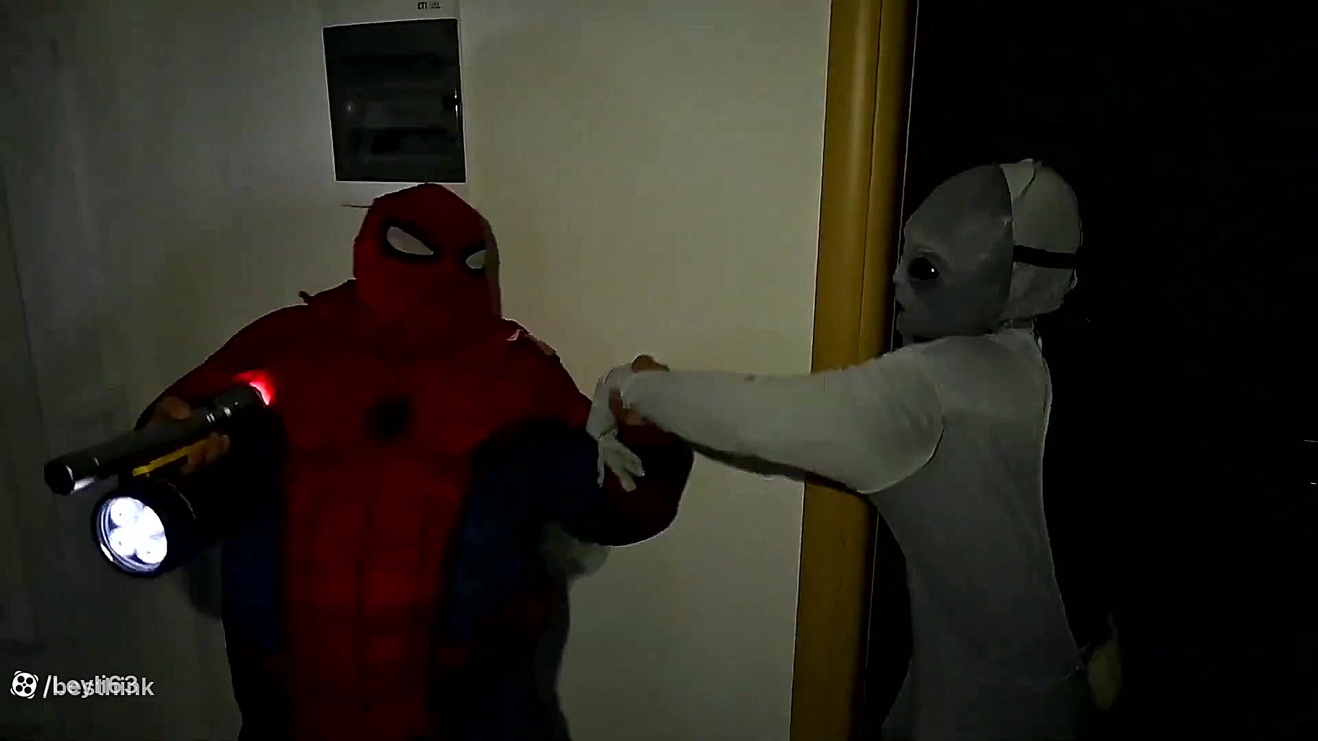 طنز ابرقهرمانان ، فرار از فیلم...