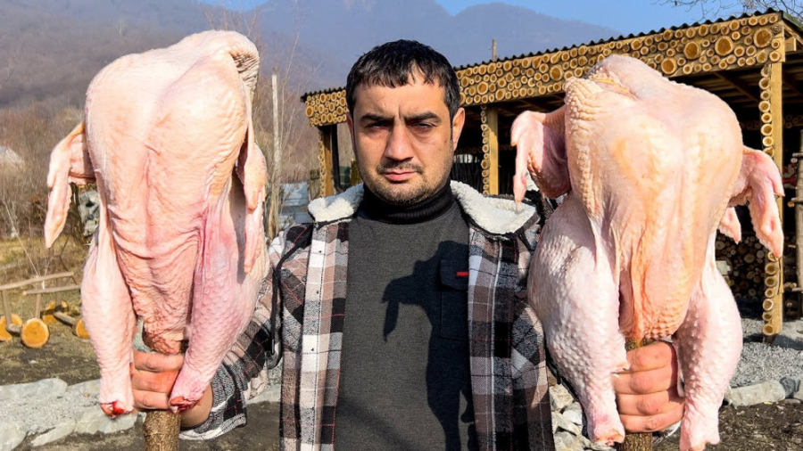 کباب دو بوقلمون بزرگ روی آتش د...