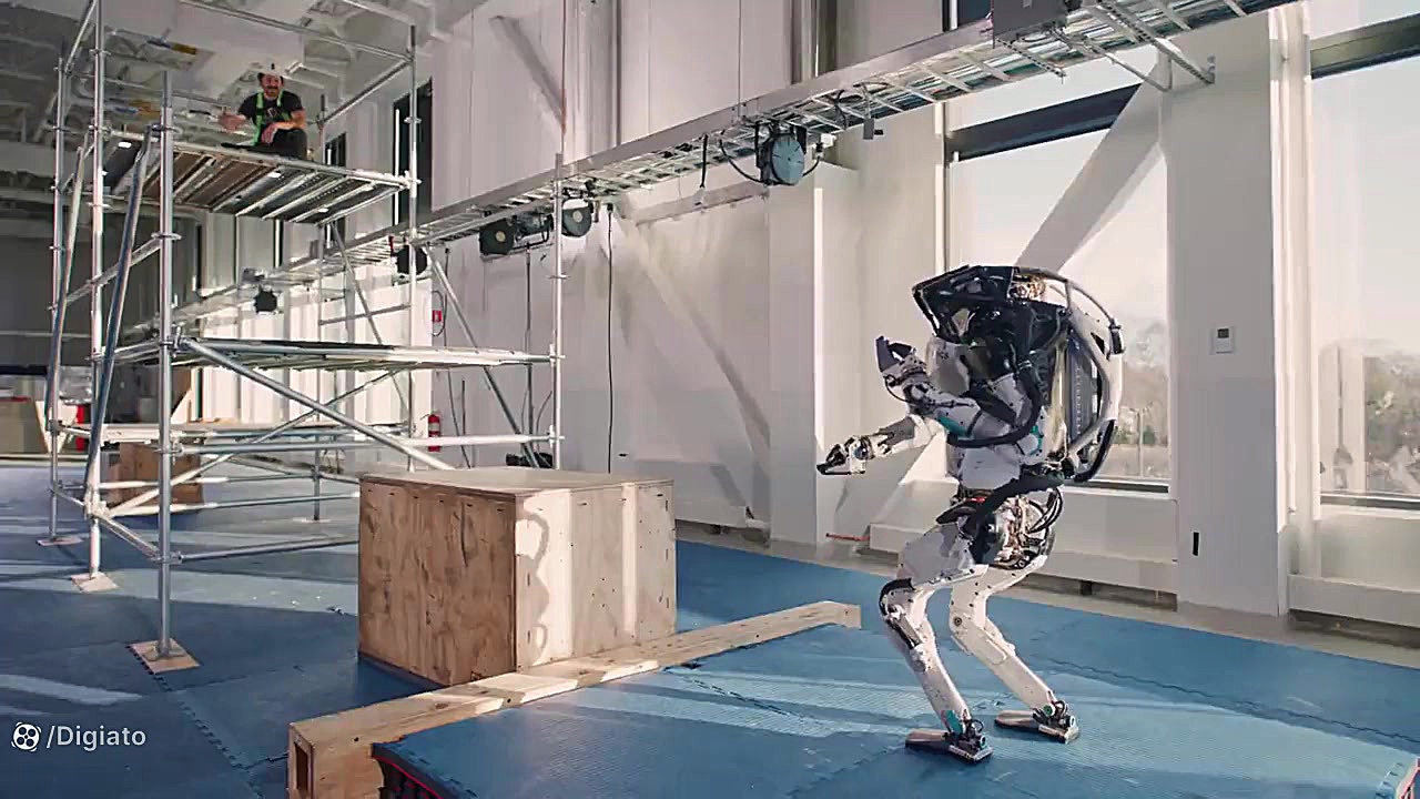 حرکات پارکور ربات انسان‌نما اط...