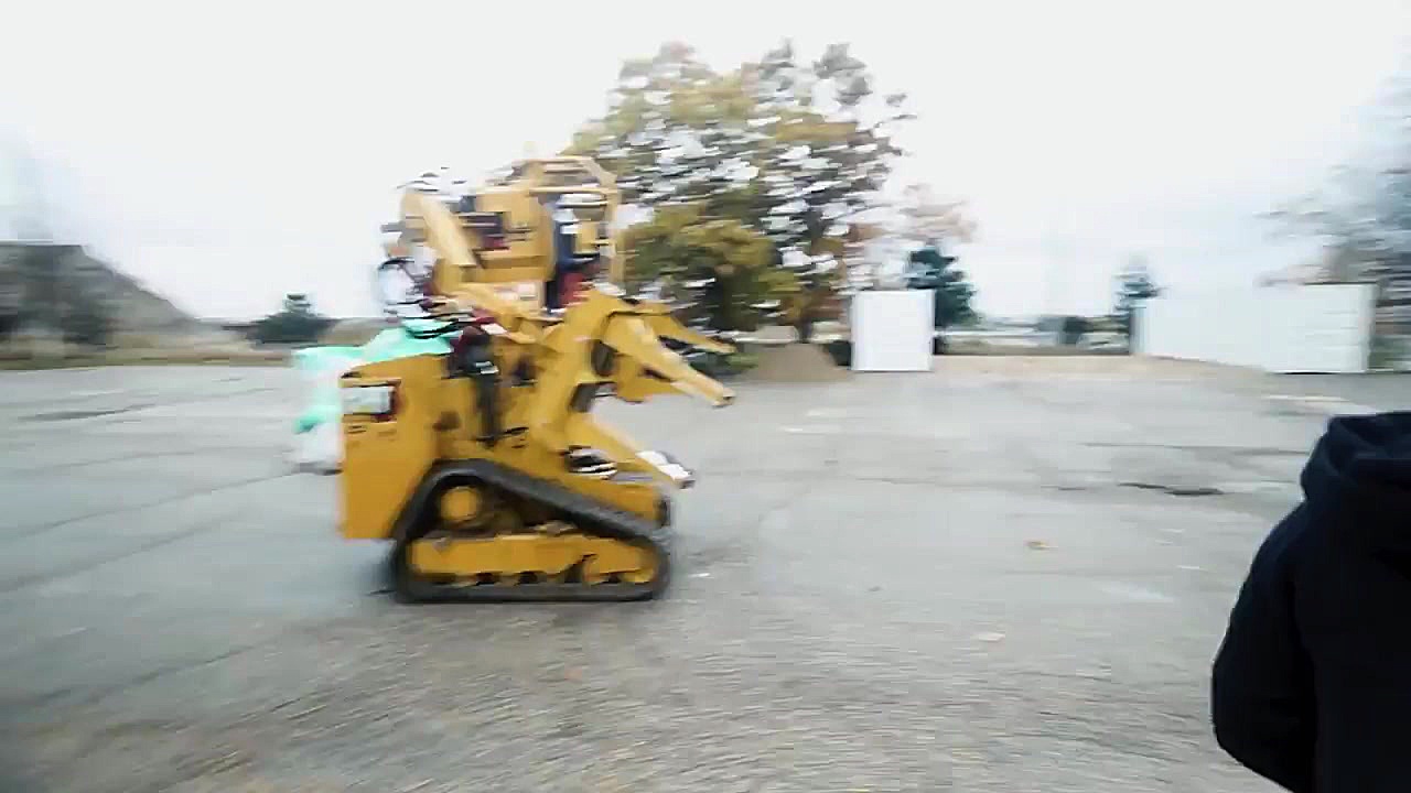 یک یوتیوبر بزرگ‌ترین ربات شش پ...