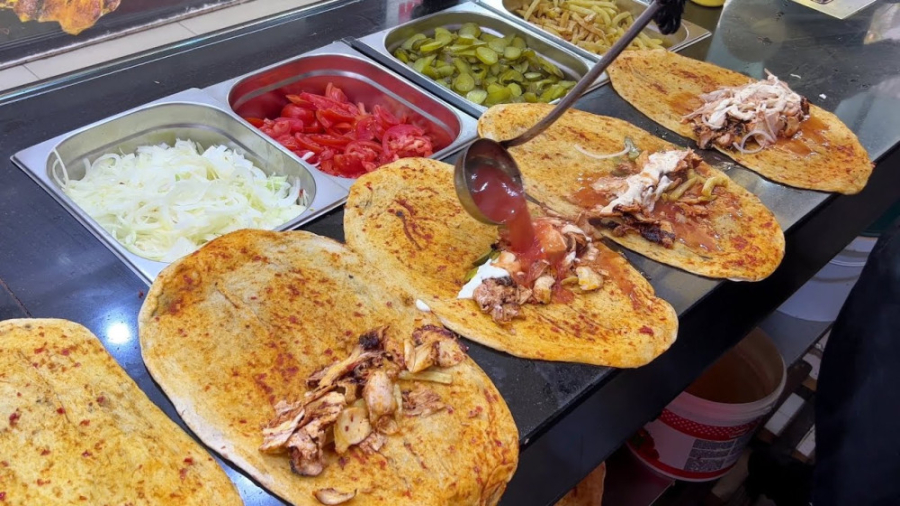 دونر کباب با سس مخصوص در رستور...