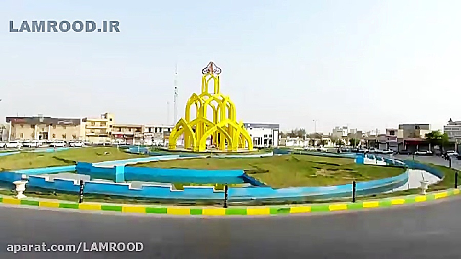 آسمان نگاه می کند