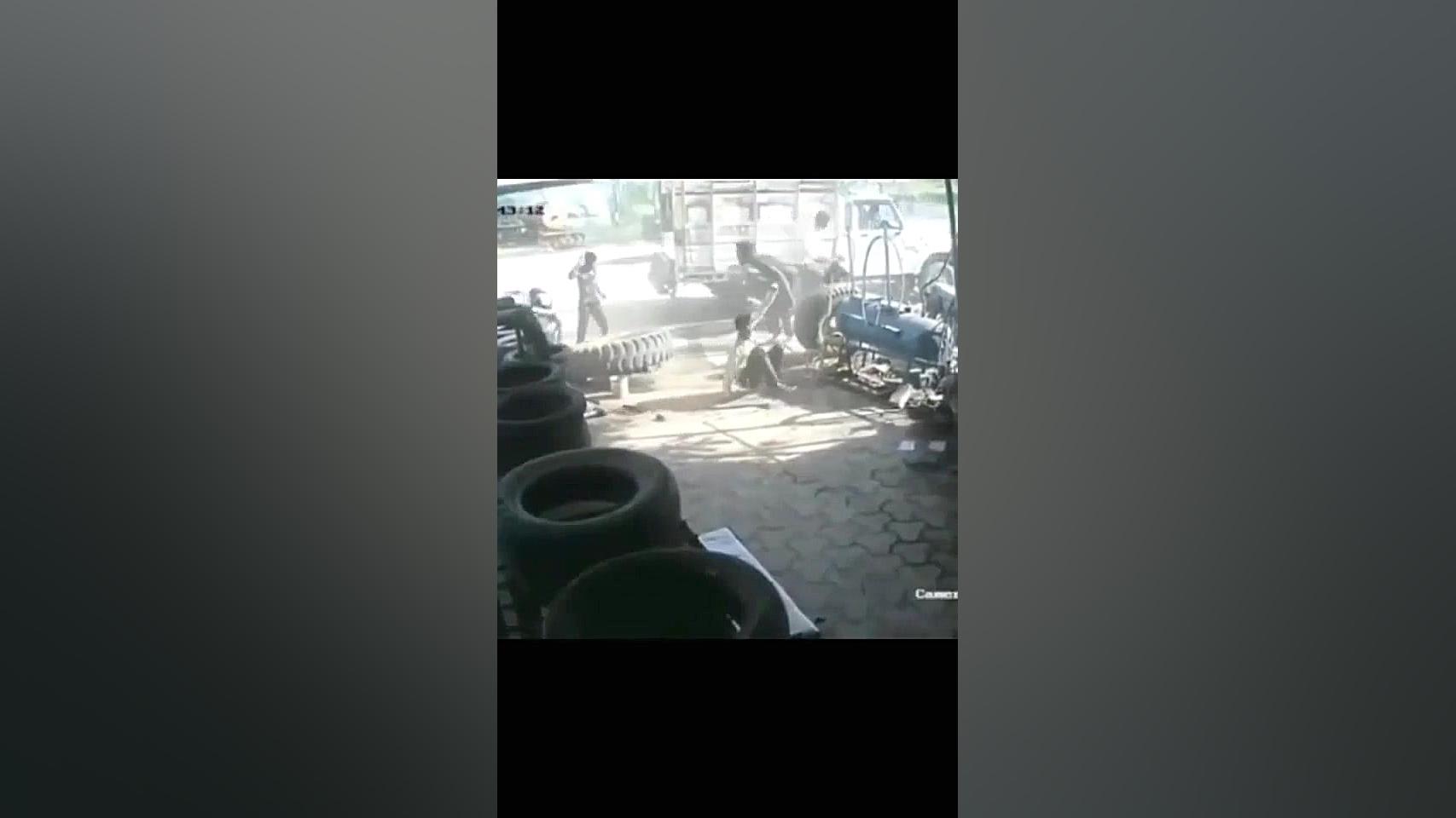 بمب لاستیکی خخخخ