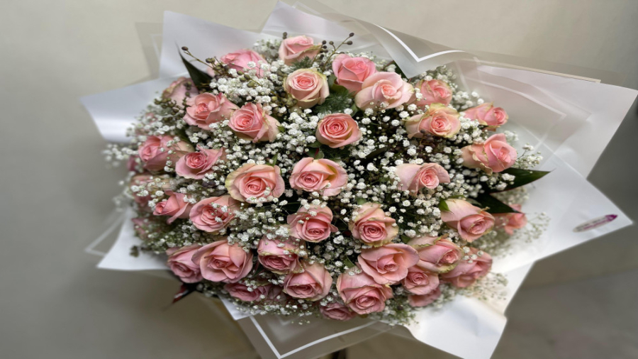 دسته گل رز لب ماتیکی و گل عروس