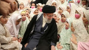 کف زدن رهبر انقلاب بعد از اتما...