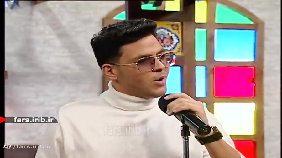 اجرای یک ترانه عاشقانه توسط آق...