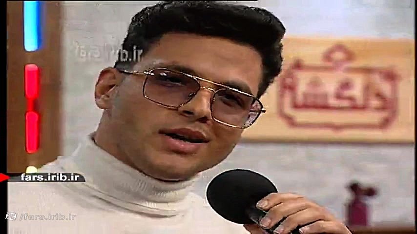 اجرای یک ترانه عاشقانه توسط آق...