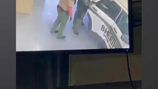 فرز کردن مرد معتاد توسط پلیس آ...