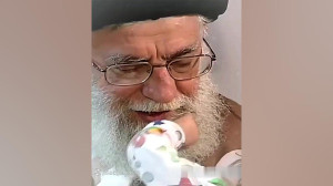 کودک در آغوش رهبر