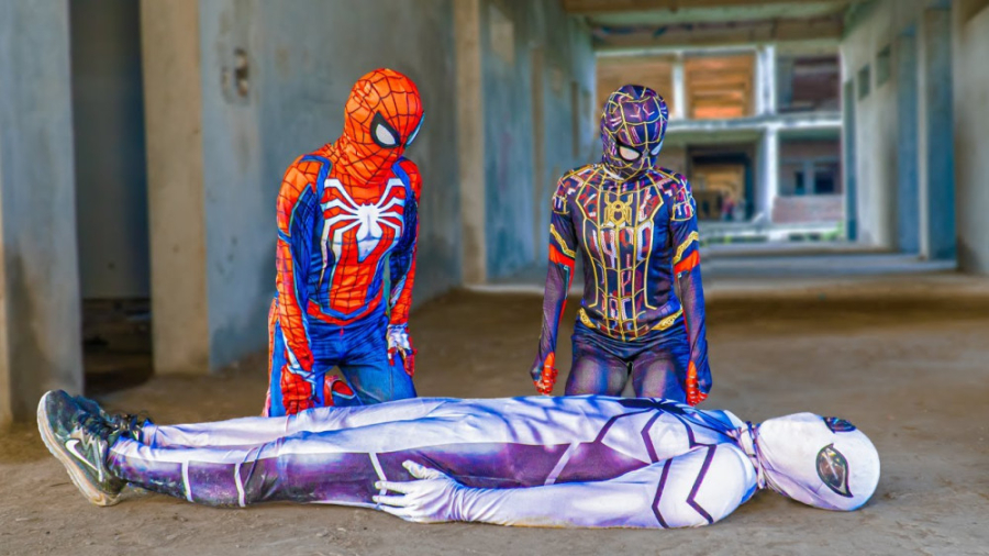 مبارزه دلقک ها و مرد عنکبوتی د...