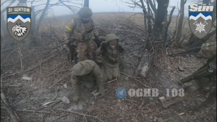 لحظه اسیر شدن دو سرباز روسی تو...