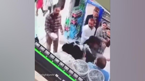 ریختن ماست روی سر مادر و دختر