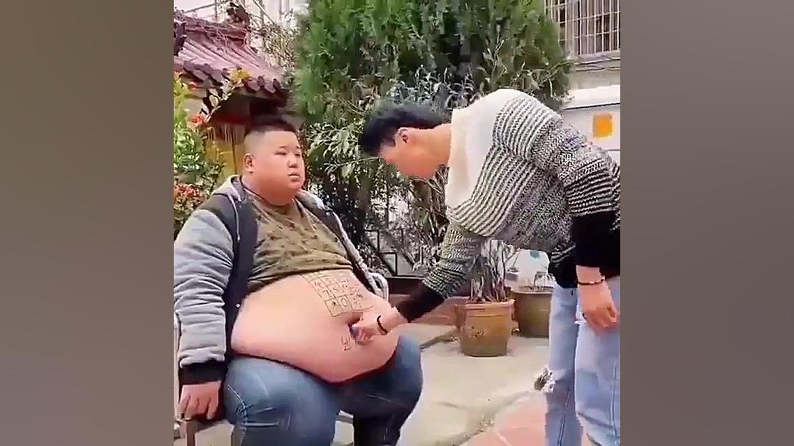 ببین چی کار می‌کنه با شکمش