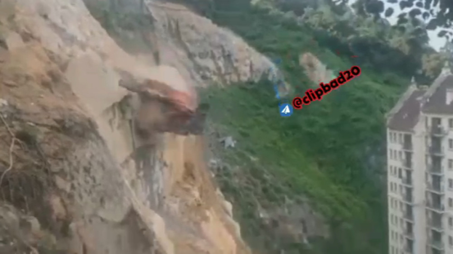 سقوط بیل مکانیکی از ارتفاع در...