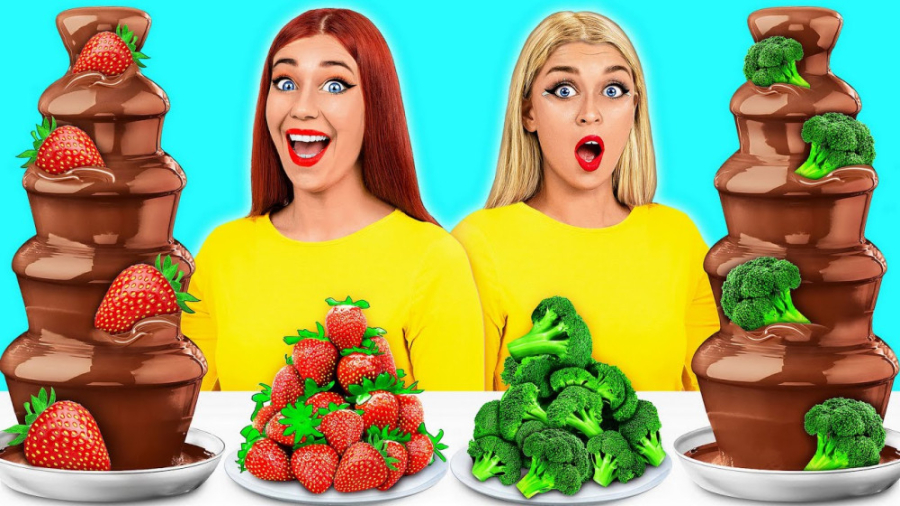 چالش غذایی مبارزه بین دختر و پ...