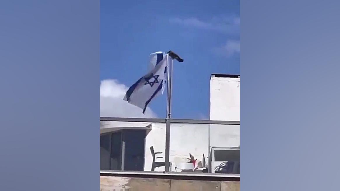 پایین کشیدن پرچم رژیم صهیونیست...