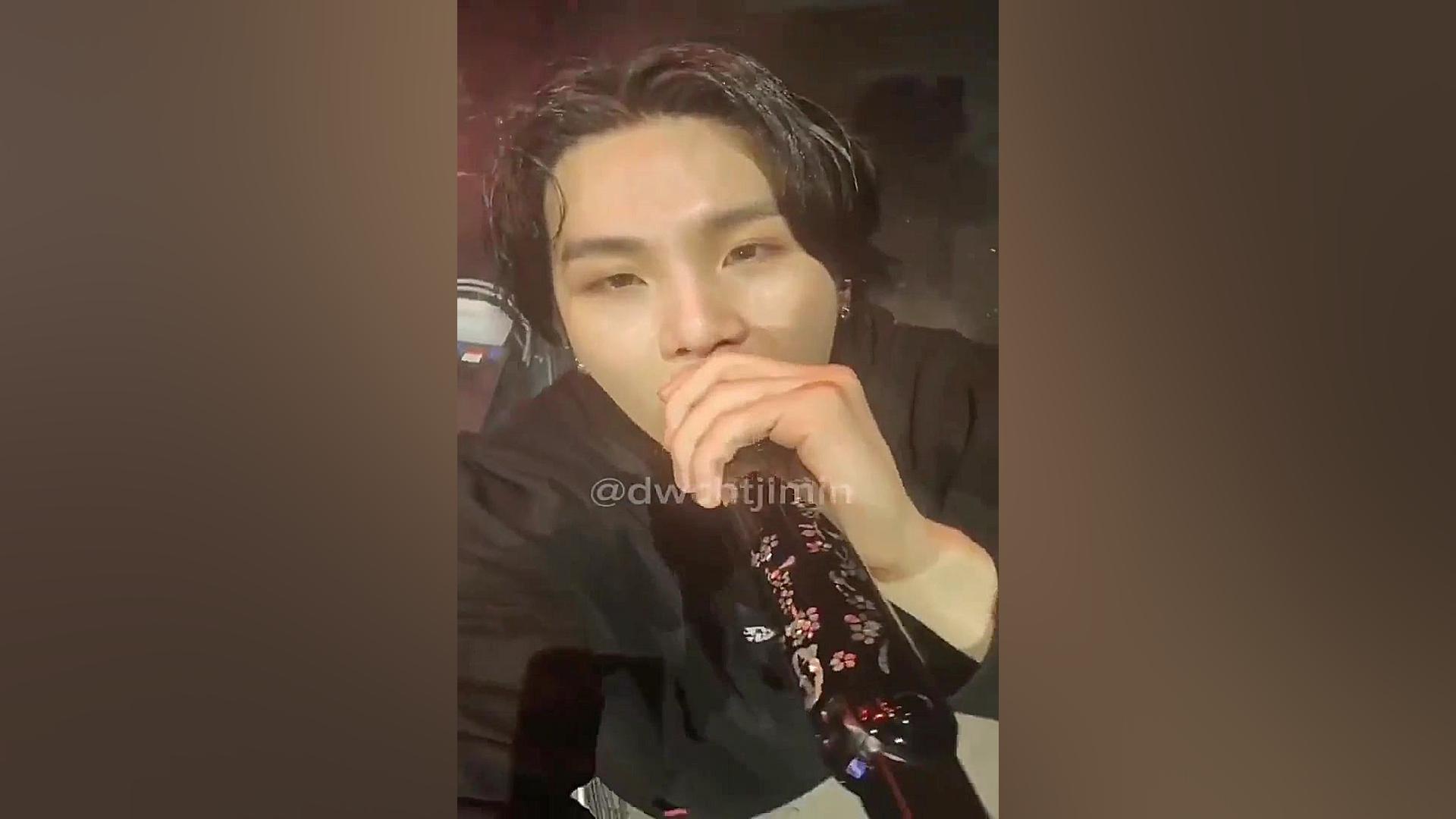 کنسرت شوگا وقتی با گوشیه یه ار...