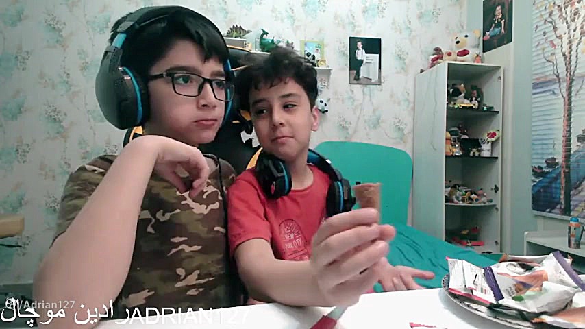 خوردن و نظر به شکلات ویفری با...